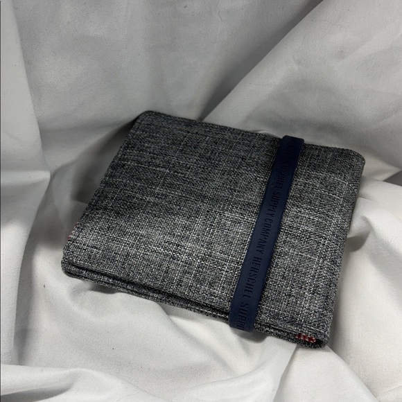 The Herschel Supply Company Gordon Peacoat  Black and Gray  white card Holder - Picture 4 of 9